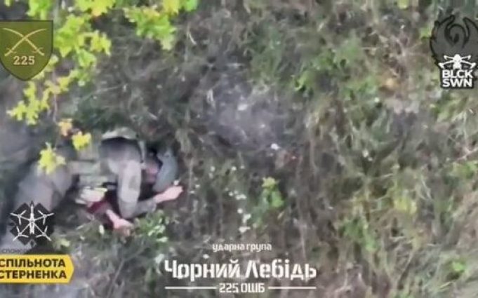 Окупант закладає під голову гранату і укорочує собі віку на полі бою. ВIДЕО 18+ Окупант-закладає-під-голову-гранату-і-укорочує-собі-віку-на-полі-бою.-ВiДЕО-18+