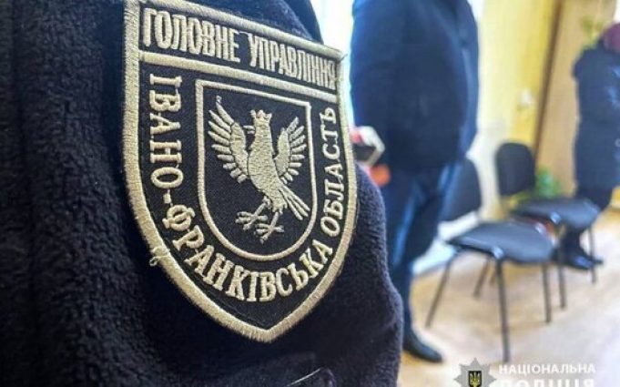В Івано-Франківську невідомі побили військового: поліція відкрила провадження. ВIДЕО В-Івано-Франківську-невідомі-побили-військового:-поліція-відкрила-провадження.-ВiДЕО