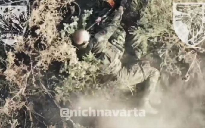 Російський військовослужбовець пустив собі кулю в лоба на полі бою. ВIДЕО 18+ Російський-військовослужбовець-пустив-собі-кулю-в-лоба-на-полі-бою.-ВiДЕО-18+