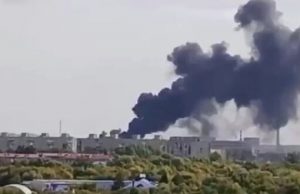 У російському Омську горить завод, на якому виробляють танки Т-80БВМ та РСЗВ “Сонцепьок”. ВIДЕО У-російському-Омську-горить-завод,-на-якому-виробляють-танки-Т-80БВМ-та-РСЗВ-“Сонцепьок”.-ВiДЕО