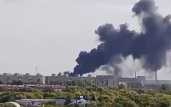 У російському Омську горить завод, на якому виробляють танки Т-80БВМ та РСЗВ “Сонцепьок”. ВIДЕО У-російському-Омську-горить-завод,-на-якому-виробляють-танки-Т-80БВМ-та-РСЗВ-“Сонцепьок”.-ВiДЕО