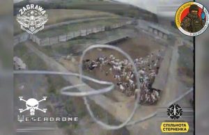 Дрон-камікадзе нищить ЗРК “Стріла-10”, який росіяни заховали на фермі в Курській області. ВIДЕО Дрон-камікадзе-нищить-ЗРК-“Стріла-10”,-який-росіяни-заховали-на-фермі-в-Курській-області.-ВiДЕО