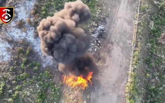 Бійці 30 ОМБр нищать ворожу техніку, російських загарбників та їхні укриття. ВIДЕО Бійці-30-ОМБр-нищать-ворожу-техніку,-російських-загарбників-та-їхні-укриття.-ВiДЕО