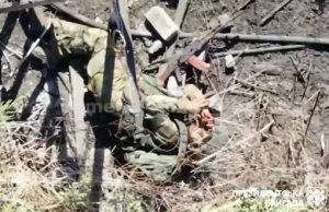 Поранений російський загарбник підірвав біля своєї голови гранату та самоліквідувався. ВIДЕО Поранений-російський-загарбник-підірвав-біля-своєї-голови-гранату-та-самоліквідувався.-ВiДЕО