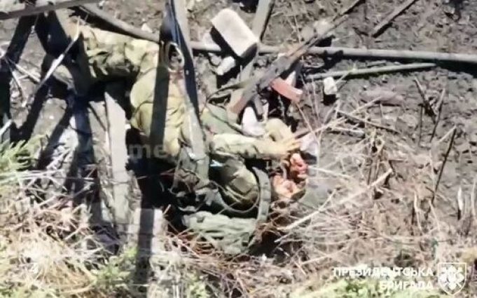Поранений російський загарбник підірвав біля своєї голови гранату та самоліквідувався. ВIДЕО Поранений-російський-загарбник-підірвав-біля-своєї-голови-гранату-та-самоліквідувався.-ВiДЕО