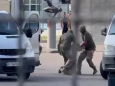 У Мукачеві чоловік вдарив співробітника ТЦК пляшкою по голові: Його затримали. ВIДЕО У-Мукачеві-чоловік-вдарив-співробітника-ТЦК-пляшкою-по-голові:-Його-затримали.-ВiДЕО