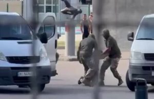 У Мукачеві чоловік вдарив співробітника ТЦК пляшкою по голові: Його затримали. ВIДЕО У-Мукачеві-чоловік-вдарив-співробітника-ТЦК-пляшкою-по-голові:-Його-затримали.-ВiДЕО