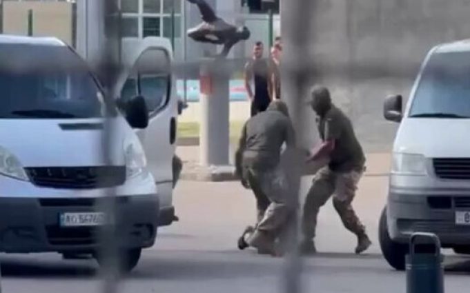 У Мукачеві чоловік вдарив співробітника ТЦК пляшкою по голові: Його затримали. ВIДЕО У-Мукачеві-чоловік-вдарив-співробітника-ТЦК-пляшкою-по-голові:-Його-затримали.-ВiДЕО