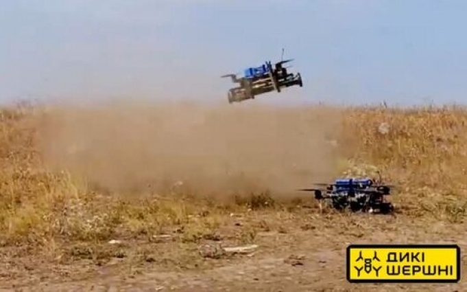 Успішне випробування першого у світі дрона-гранатомета “Дикі шершні”. ВIДЕО Успішне-випробування-першого-у-світі-дрона-гранатомета-“Дикі-шершні”.-ВiДЕО