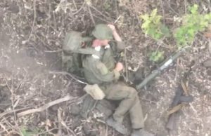 Окупант вибухово зник отримавши скид з дрону на Харківському напрямку. ВIДЕО Окупант-вибухово-зник-отримавши-скид-з-дрону-на-Харківському-напрямку.-ВiДЕО