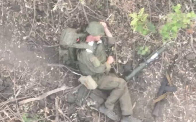 Окупант вибухово зник отримавши скид з дрону на Харківському напрямку. ВIДЕО Окупант-вибухово-зник-отримавши-скид-з-дрону-на-Харківському-напрямку.-ВiДЕО