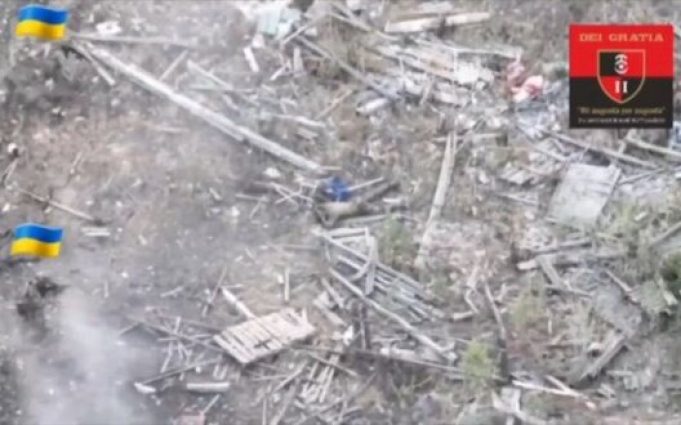 Росіянин, здаючись у полон, намагався підірвати гранатою двох українських воїнів. ВIДЕО Росіянин,-здаючись-у-полон,-намагався-підірвати-гранатою-двох-українських-воїнів.-ВiДЕО