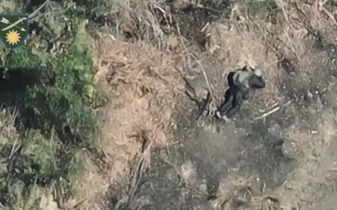 Обгорілі тіла російських загарбників валяються в полі на Луганщині. ВIДЕО 18+ Обгорілі-тіла-російських-загарбників-валяються-в-полі-на-Луганщині.-ВiДЕО-18+