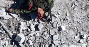 Окупанту відірвало майже пів голови після влучання боєприпасу з українського дрона. ВIДЕО 18+ Окупанту-відірвало-майже-пів-голови-після-влучання-боєприпасу-з-українського-дрона.-ВiДЕО-18+