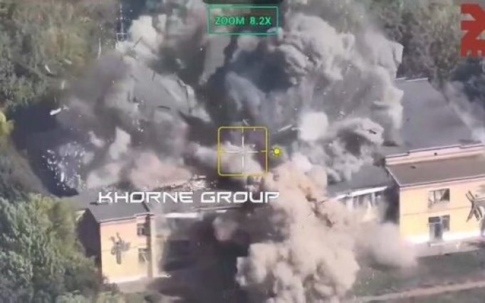 Керована авіабомба знищила будівлю з російськими військовими у Курській області. ВIДЕО Керована-авіабомба-знищила-будівлю-з-російськими-військовими-у-Курській-області.-ВiДЕО