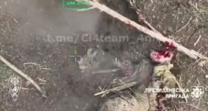Окупант втратив голову після скиду із українського дрона. ВIДЕО 18+ Окупант-втратив-голову-після-скиду-із-українського-дрона.-ВiДЕО-18+