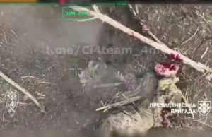 Окупант втратив голову після скиду із українського дрона. ВIДЕО 18+ Окупант-втратив-голову-після-скиду-із-українського-дрона.-ВiДЕО-18+