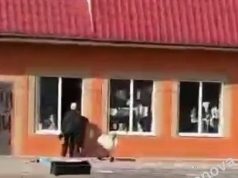 Мешканці Суджі грабують магазин, на дверях якого написано “Путин – х#й”. ВIДЕО Мешканці-Суджі-грабують-магазин,-на-дверях-якого-написано-“Путин-–-х#й”.-ВiДЕО