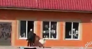 Мешканці Суджі грабують магазин, на дверях якого написано “Путин – х#й”. ВIДЕО Мешканці-Суджі-грабують-магазин,-на-дверях-якого-написано-“Путин-–-х#й”.-ВiДЕО