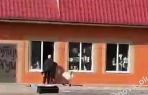 Мешканці Суджі грабують магазин, на дверях якого написано “Путин – х#й”. ВIДЕО Мешканці-Суджі-грабують-магазин,-на-дверях-якого-написано-“Путин-–-х#й”.-ВiДЕО