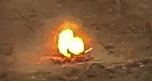 Воїни бригади НГУ “Рубіж” знищили російський танк за допомогою наземного дрона-камікадзе. ВIДЕО Воїни-бригади-НГУ-“Рубіж”-знищили-російський-танк-за-допомогою-наземного-дрона-камікадзе.-ВiДЕО