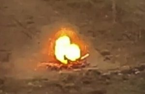 Воїни бригади НГУ “Рубіж” знищили російський танк за допомогою наземного дрона-камікадзе. ВIДЕО Воїни-бригади-НГУ-“Рубіж”-знищили-російський-танк-за-допомогою-наземного-дрона-камікадзе.-ВiДЕО