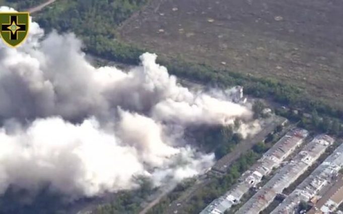 Українські захисники завдали авіаудару по російському польовому штабу. ВIДЕО Українські-захисники-завдали-авіаудару-по-російському-польовому-штабу.-ВiДЕО