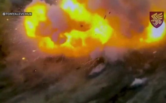 Детонація боєкомплекту ворожого БТР-82А в Курській області. ВIДЕО Детонація-боєкомплекту-ворожого-БТР-82А-в-Курській-області.-ВiДЕО