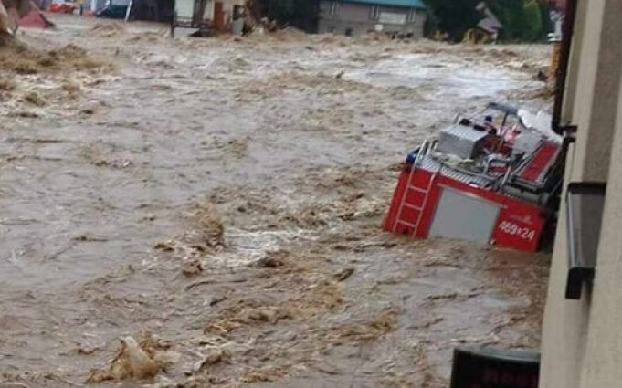У Польщі місто пішло під воду після прориву дамби: Людей евакуюють гелікоптерами. ВIДЕО У-Польщі-місто-пішло-під-воду-після-прориву-дамби:-Людей-евакуюють-гелікоптерами.-ВiДЕО