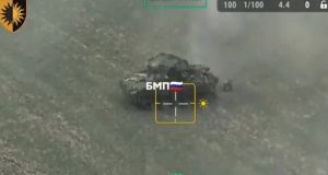 На Курщині під артилерійський удар бійців 22 ОМБр потрапила російська БМП, з якої у паніці... На-Курщині-під-артилерійський-удар-бійців-22-ОМБр-потрапила-російська-БМП,-з-якої-у-паніці.