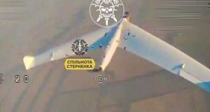 Дрон-камікадзе успішно атакує ворожий безпілотник “Zala”. ВIДЕО Дрон-камікадзе-успішно-атакує-ворожий-безпілотник-“zala”.-ВiДЕО