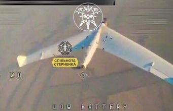 Дрон-камікадзе успішно атакує ворожий безпілотник “Zala”. ВIДЕО Дрон-камікадзе-успішно-атакує-ворожий-безпілотник-“zala”.-ВiДЕО