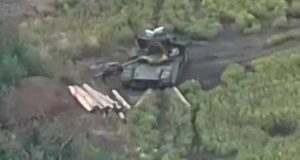 Дрони-камікадзе знищують російський танк Т-80ВМ. ВIДЕО Дрони-камікадзе-знищують-російський-танк-Т-80ВМ.-ВiДЕО
