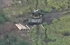 Дрони-камікадзе знищують російський танк Т-80ВМ. ВIДЕО Дрони-камікадзе-знищують-російський-танк-Т-80ВМ.-ВiДЕО