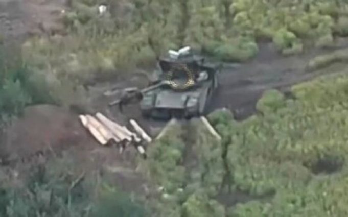 Дрони-камікадзе знищують російський танк Т-80ВМ. ВIДЕО Дрони-камікадзе-знищують-російський-танк-Т-80ВМ.-ВiДЕО