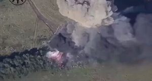 Дрони-камікадзе виявили та знищили російську САУ “Мста”. ВIДЕО Дрони-камікадзе-виявили-та-знищили-російську-САУ-“Мста”.-ВiДЕО