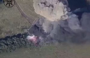 Дрони-камікадзе виявили та знищили російську САУ “Мста”. ВIДЕО Дрони-камікадзе-виявили-та-знищили-російську-САУ-“Мста”.-ВiДЕО