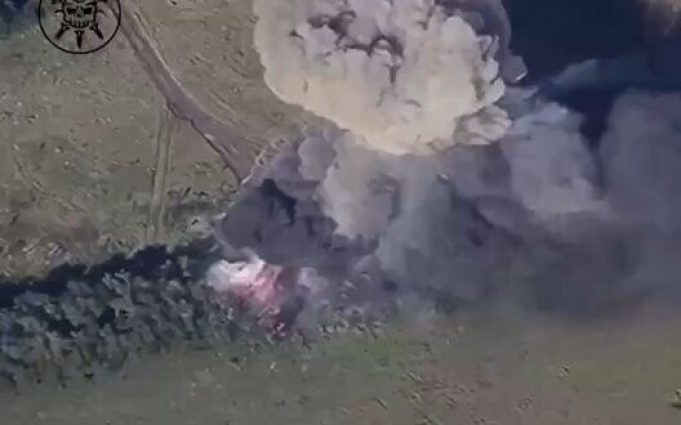 Дрони-камікадзе виявили та знищили російську САУ “Мста”. ВIДЕО Дрони-камікадзе-виявили-та-знищили-російську-САУ-“Мста”.-ВiДЕО