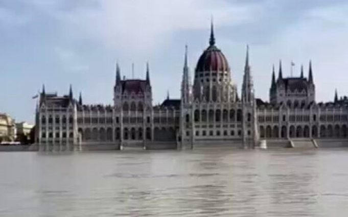 Дунай вийшов із берегів в Угорщині: Вода дісталася будівлі парламенту. ВIДЕО Дунай-вийшов-із-берегів-в-Угорщині:-Вода-дісталася-будівлі-парламенту.-ВiДЕО