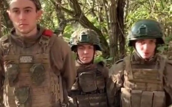 Чотирьох строковиків армії РФ полонили бійці на Курщині. ВIДЕО Чотирьох-строковиків-армії-РФ-полонили-бійці-на-Курщині.-ВiДЕО