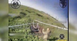 Дрон-камікадзе заганяв до смерті російського загарбника у полі. ВIДЕО Дрон-камікадзе-заганяв-до-смерті-російського-загарбника-у-полі.-ВiДЕО