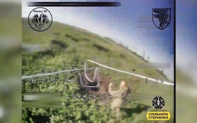Дрон-камікадзе заганяв до смерті російського загарбника у полі. ВIДЕО Дрон-камікадзе-заганяв-до-смерті-російського-загарбника-у-полі.-ВiДЕО