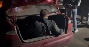 Чоловік заплатив 13 тис. дол. за подорож у багажнику до кордону з Румунією, – ДПСУ.... Чоловік-заплатив-13-тис-дол-за-подорож-у-багажнику-до-кордону-з-Румунією,-–-ДПСУ.