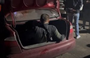 Чоловік заплатив 13 тис. дол. за подорож у багажнику до кордону з Румунією, – ДПСУ.... Чоловік-заплатив-13-тис-дол-за-подорож-у-багажнику-до-кордону-з-Румунією,-–-ДПСУ.