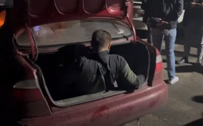 Чоловік заплатив 13 тис. дол. за подорож у багажнику до кордону з Румунією, – ДПСУ.... Чоловік-заплатив-13-тис-дол-за-подорож-у-багажнику-до-кордону-з-Румунією,-–-ДПСУ.