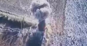Ворожий польовий склад боєприпасів злітає у повітря після скиду із українського дрона. ВIДЕО Ворожий-польовий-склад-боєприпасів-злітає-у-повітря-після-скиду-із-українського-дрона.-ВiДЕО