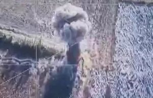 Ворожий польовий склад боєприпасів злітає у повітря після скиду із українського дрона. ВIДЕО Ворожий-польовий-склад-боєприпасів-злітає-у-повітря-після-скиду-із-українського-дрона.-ВiДЕО