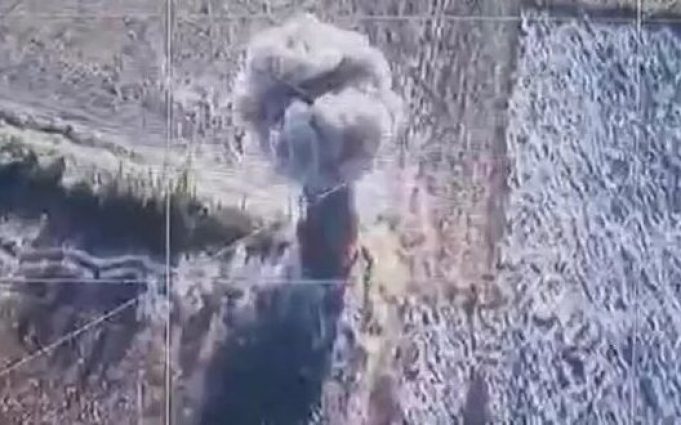Ворожий польовий склад боєприпасів злітає у повітря після скиду із українського дрона. ВIДЕО Ворожий-польовий-склад-боєприпасів-злітає-у-повітря-після-скиду-із-українського-дрона.-ВiДЕО