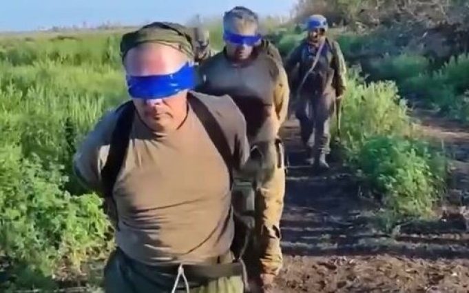 Сімох окупантів полонили українські бійці. ВIДЕО Сімох-окупантів-полонили-українські-бійці.-ВiДЕО