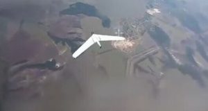 FPV-дрон збиває російський безпілотник “Zala” в районі Кліщіївки. ВIДЕО fpv-дрон-збиває-російський-безпілотник-“zala”-в-районі-Кліщіївки.-ВiДЕО